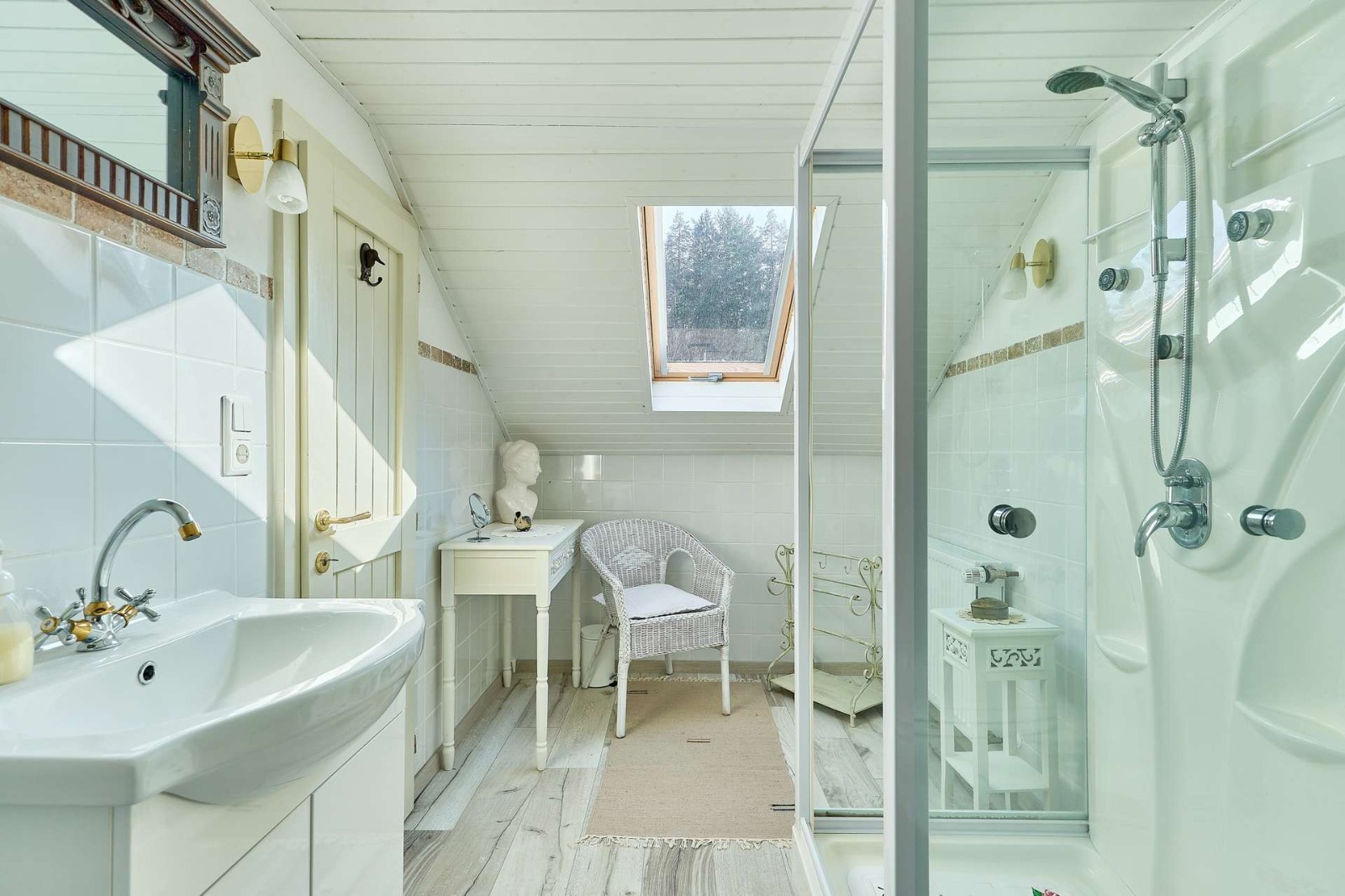 Helles Badezimmer mit Dusche und Dachfenster