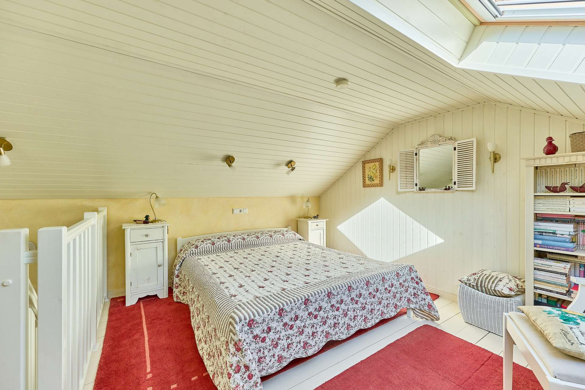 Helles Schlafzimmer mit Doppelbett unter dem Dach im Ferienhaus Waldromantik